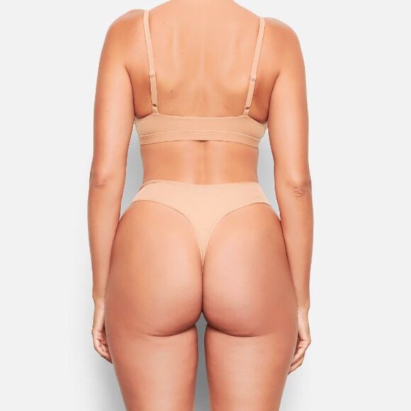 Skims Fits Everybody Dipped Front Thong - Picture 3 of 4